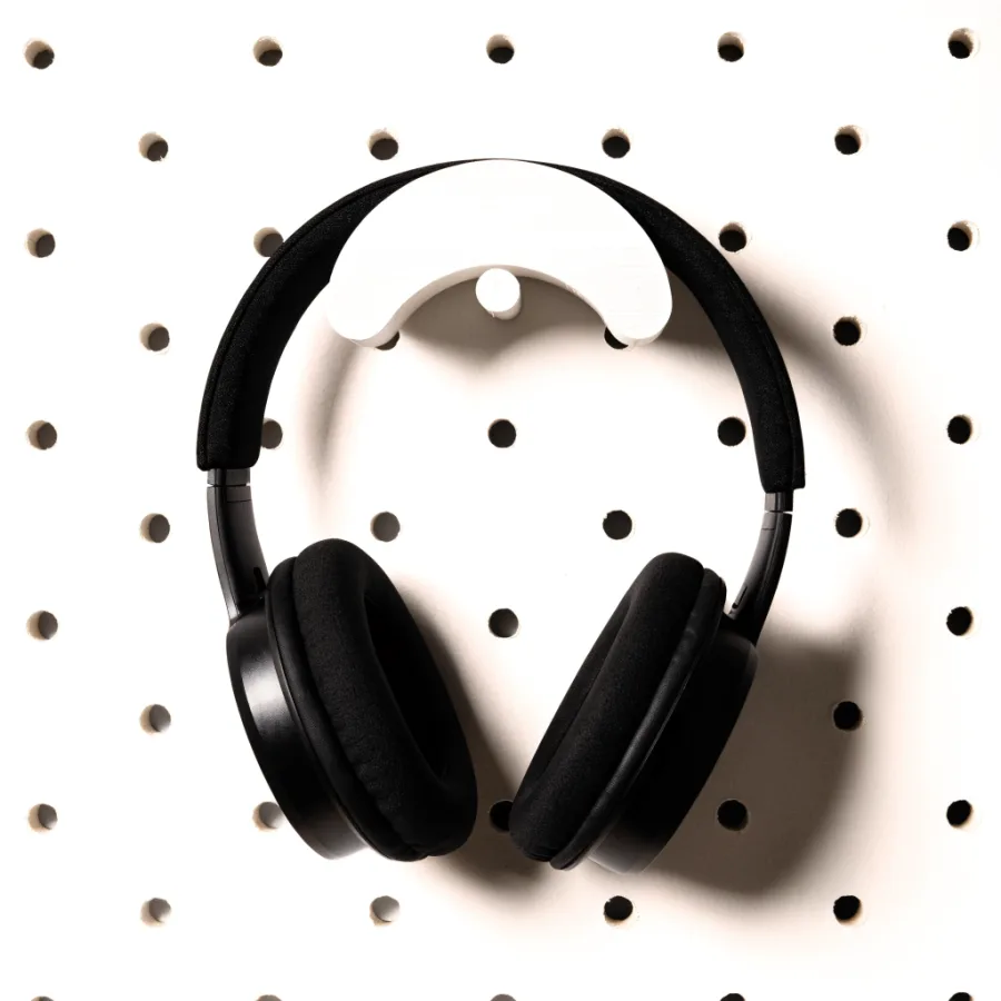 Colgador de auriculares montado en un tablero SKÅDIS