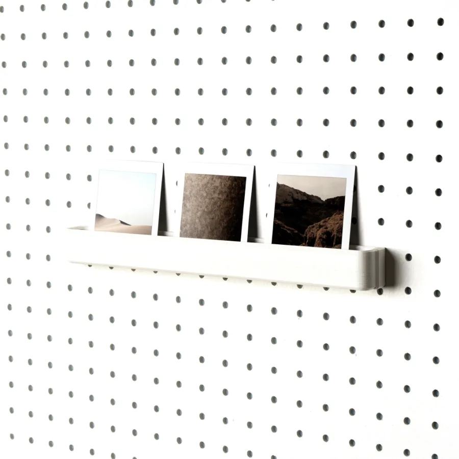 Portafotos instantáneas montado en un tablero SKÅDIS