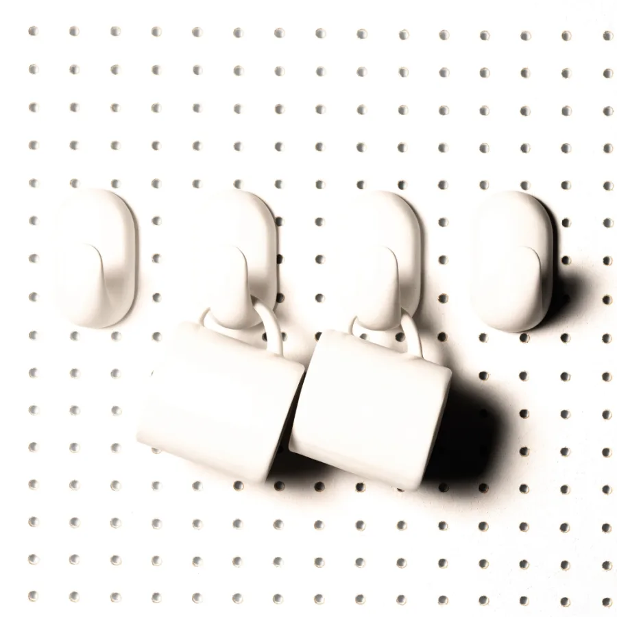 Ganchos para tazas ×4 montado en un tablero SKÅDIS