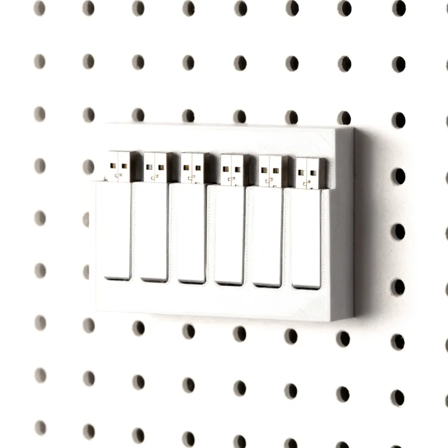 Soporte de memorias USB montado en un tablero SKÅDIS